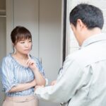 自宅訪問してくる業者に困っている女性