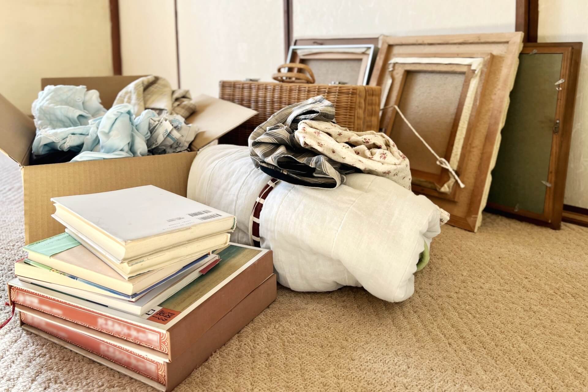 片づけられた衣類や本