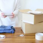 フリマアプリの出品用に撮影する人