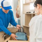 自宅訪問で鞄の査定を行う買取業者