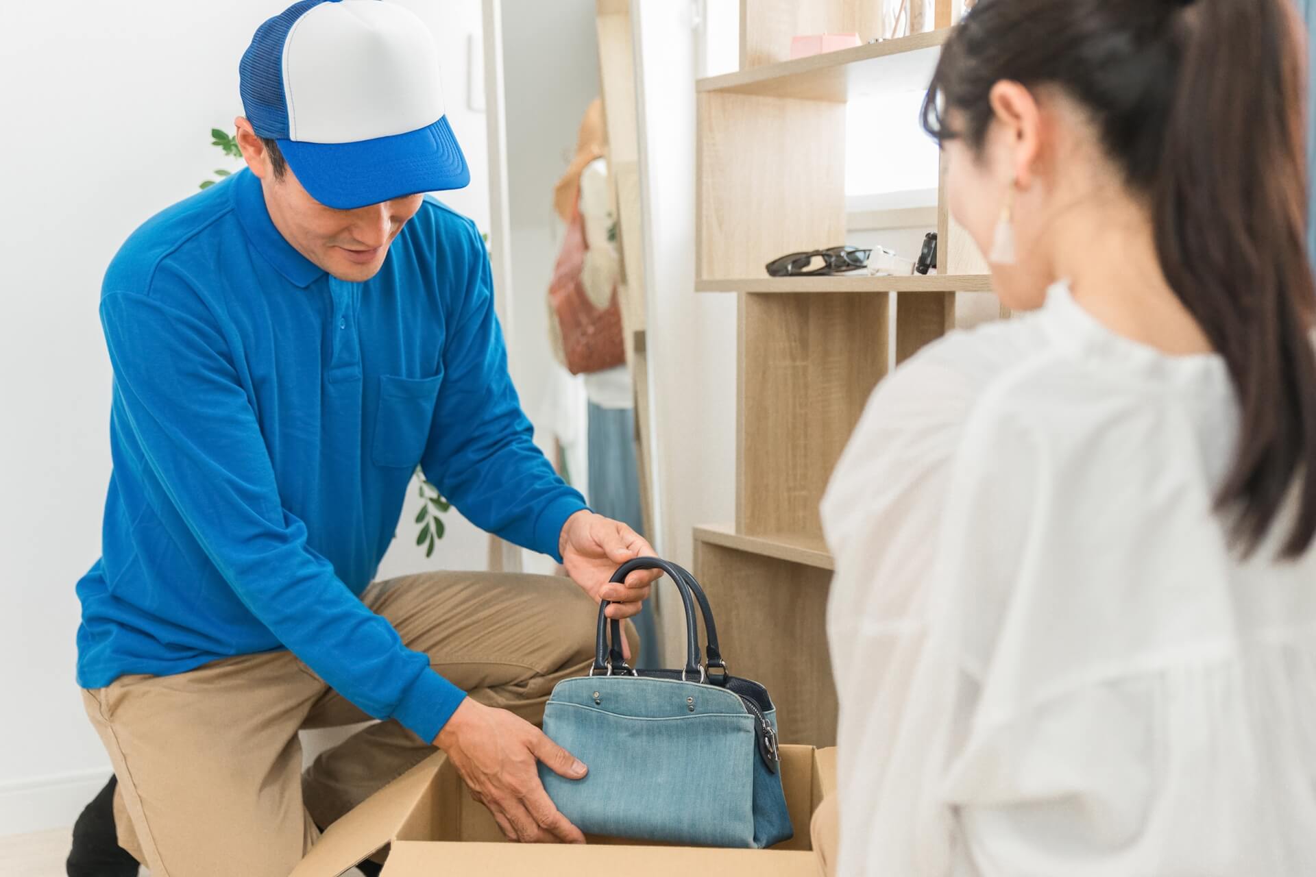 自宅訪問で鞄の査定を行う買取業者