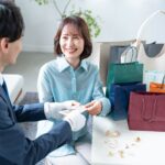 自宅訪問で買取を行う業者と女性客