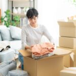 引越しの荷造りをする女性