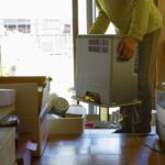 家にある不要品を片づけている人